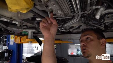 16本ものドレンボルトを外してオイルを排出