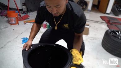 ヴェイロンのエンジンオイル量は約23リットル