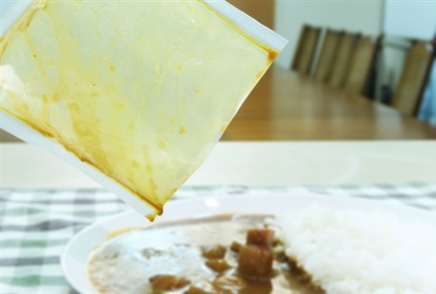 レトルト食品がツルッと出るパウチの新製品発表　取り出しにくさを20％削減