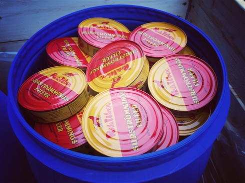 世界一臭いニシンの缶詰「シュールストレミング」空輸の梱包が厳戒態勢すぎる　「バイオテロ対策」「そもそも空輸できたの？」と驚きの声