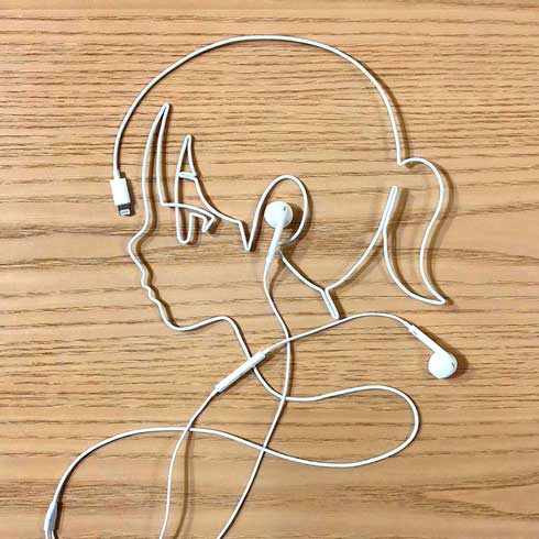 イヤフォン コード 絵 音楽を聴く女の子