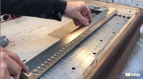 banksy 少女と風船 オークション 落札 自壊