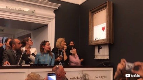 banksy 少女と風船 オークション 落札 自壊