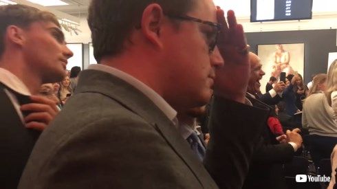 banksy 少女と風船 オークション 落札 自壊