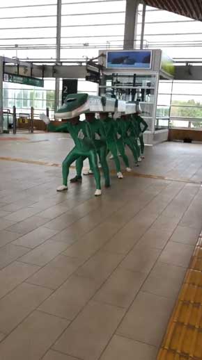 新幹線 はやぶさ 格好 シュール 青森 七戸十和田駅 おじさん 七戸はやぶさ ぴーあーる隊