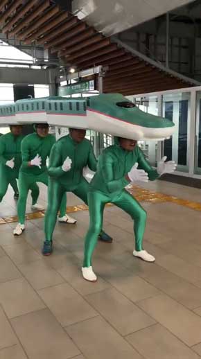 新幹線 はやぶさ 格好 シュール 青森 七戸十和田駅 おじさん 七戸はやぶさ ぴーあーる隊