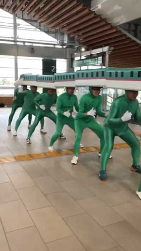 新幹線 はやぶさ 格好 シュール 青森 七戸十和田駅 おじさん 七戸はやぶさ ぴーあーる隊