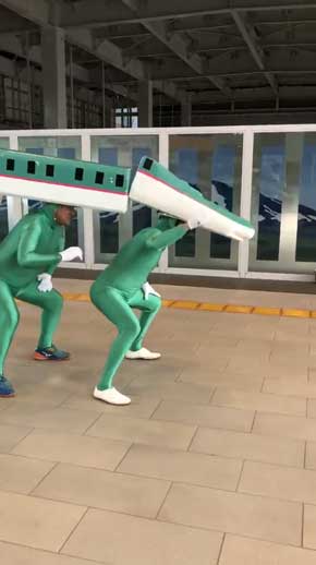 新幹線 はやぶさ 格好 シュール 青森 七戸十和田駅 おじさん 七戸はやぶさ ぴーあーる隊