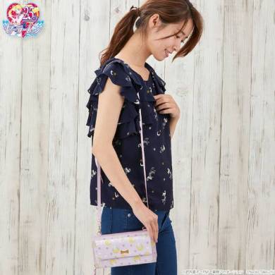 『うさぎのお布団柄お財布バッグ』モデル写真