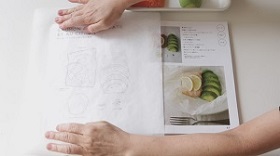 シートを敷き、材料を乗せる