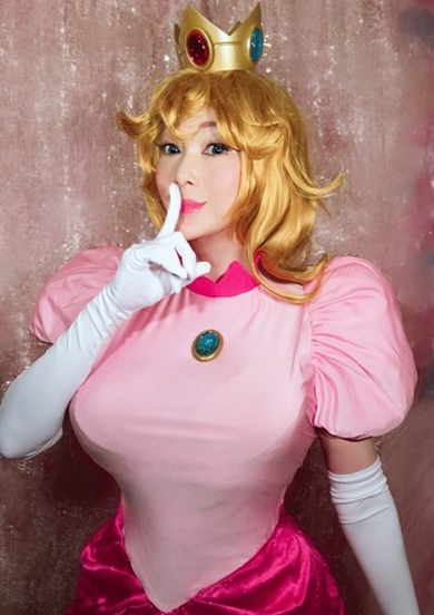 叶姉妹 叶美香 叶恭子 ピーチ姫 コスプレ 白雪姫 ハロウィーン