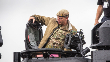 ブラックナイト 戦車 英国 チャレンジャー2