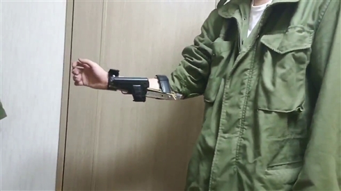 袖からシュバッ！　モデルガンを瞬時に取り出せる「スリーブガン」の完成度がすごい