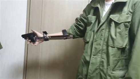 袖からシュバッ！　モデルガンを瞬時に取り出せる「スリーブガン」の完成度がすごい