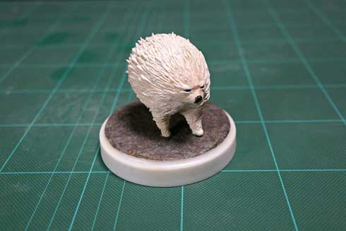 強風に煽られる犬 粘土細工 ポメラニアン 流線型 2足歩行