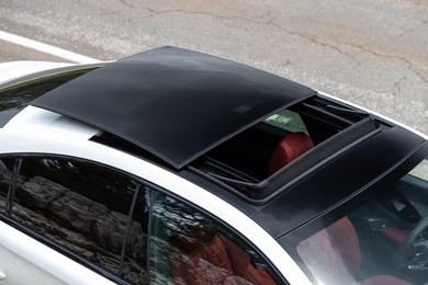 パノラミックサンルーフなどのオプションをフル装備