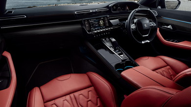 内装には赤色のナッパレザーを使用