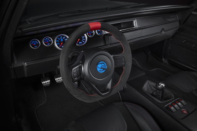 内装もレーシーな仕様に