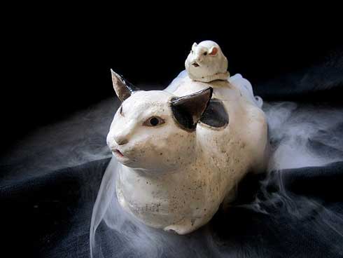 猫 香炉 ドライアイス 作品 香箱座り