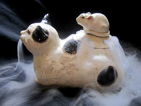 猫 香炉 ドライアイス 作品 香箱座り