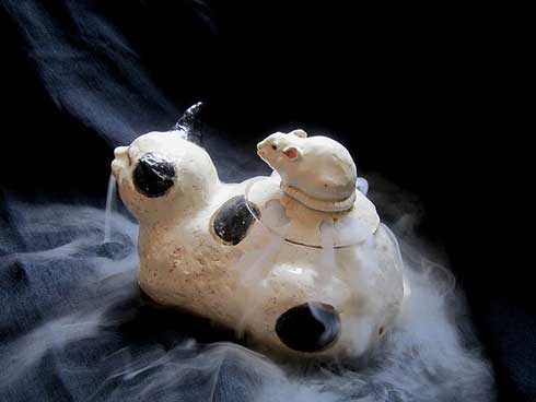 猫 香炉 ドライアイス 作品 香箱座り