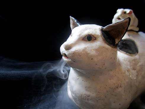 猫 香炉 ドライアイス 作品 香箱座り