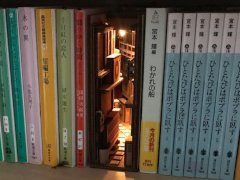 【2025秋冬新作】 本棚に“路地裏”が現れるアート作品「路地裏bookshelf」に称賛の 立体・オブジェ