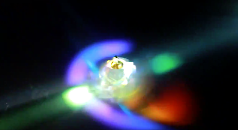 魔法のアイテムみたい！　回転しながらカラフルな光の環を描く「コマ型プリズム」が神秘的すぎる