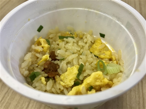 セブン、カップ冷凍チャーハンを発売　皿に移す必要がなく革命的すぎると話題に
