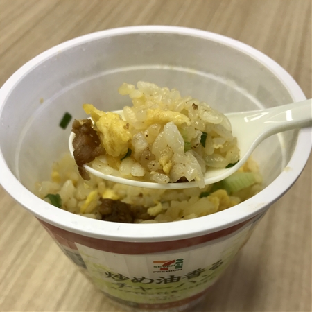 セブン、カップ冷凍チャーハンを発売　皿に移す必要がなく革命的すぎると話題に