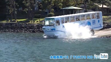 バスが大きな水しぶきとともに海へ突入