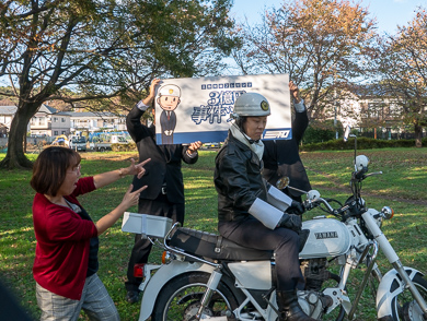 三億円事件　ツアー　三和交通　第2現場　犯人　記念撮影　犯人を指さす