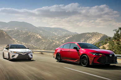 左から、「カムリTRD」「アバロンTRD」