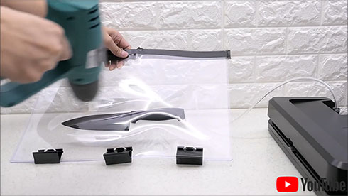 包丁を入れたカードケースを真空パック