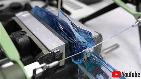 糸のこぎりで切り取る