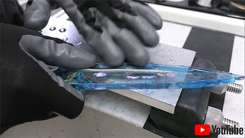 粗いやすりで研いでいるところ