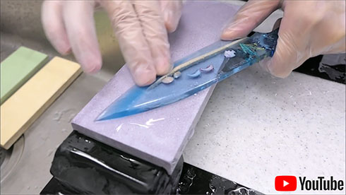 細かいやすりで研いでいるところ