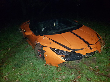 ランボルギーニ 事故 スーパーカー 英国