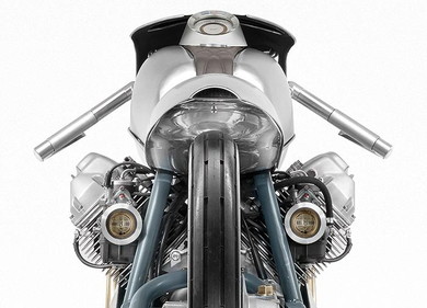 ベースは1982年製のモトグッツィ、縦置きVツインエンジンにその名残りがあります