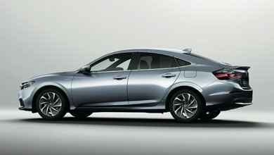 日本仕様の「EX」グレードにはトランクスポイラーを装備