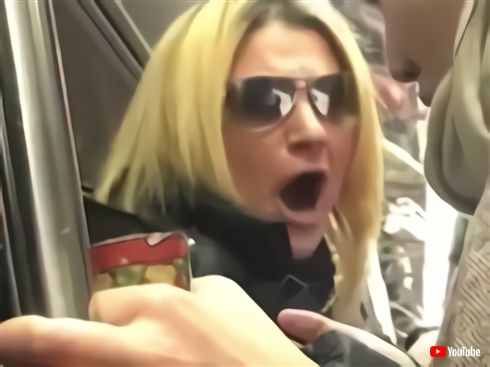 米ブルックリン電車で差別発言、折り畳み傘で攻撃、つば吐きなどを繰り返した女性が逮捕　動画が世界中に拡散