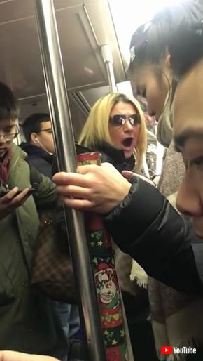 米ブルックリン電車で差別発言、折り畳み傘で攻撃、つば吐きなどを繰り返した女性が逮捕　動画が世界中に拡散