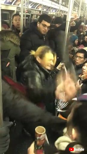 米ブルックリン電車で差別発言、折り畳み傘で攻撃、つば吐きなどを繰り返した女性が逮捕　動画が世界中に拡散
