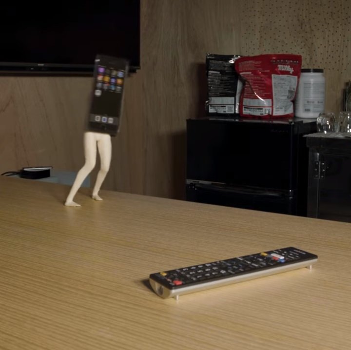 足付きスマホがテクテク歩く　派手に転倒する「本当の歩きスマホ」動画がやっぱり危ない