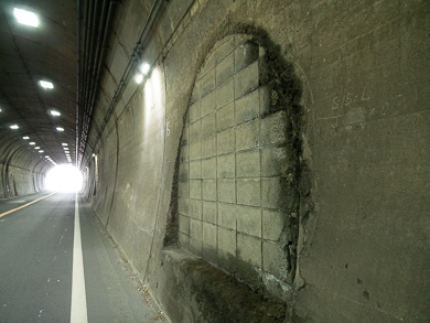 横須賀　トンネル　隧道　平沼義之　比与宇隧道　謎の穴をふさいだ形跡