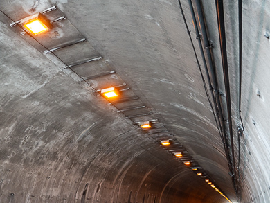 横須賀　トンネル　隧道　平沼義之　長浦隧道　トンネル内部　ライト