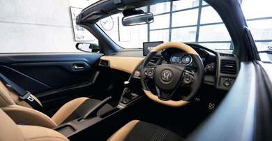 内装はシートやステアリングがレザー仕様に