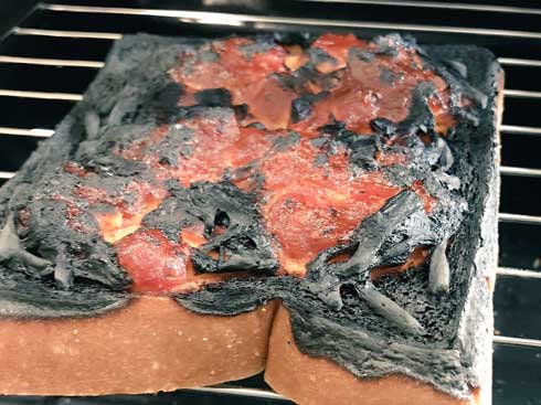 ピザトースト 溶岩 悲劇 料理 失敗 丸焦げ