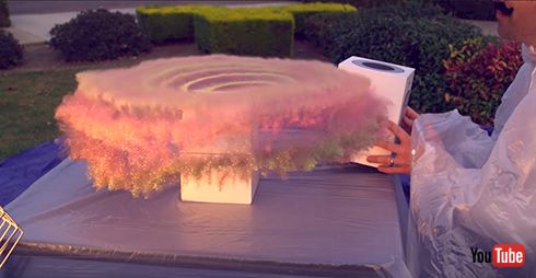 荷物泥棒をこらしめる！　映像も記録するグリッター散布マシンが芸術的