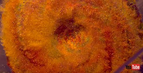 荷物泥棒をこらしめる！　映像も記録するグリッター散布マシンが芸術的